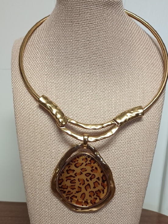Jewelry - Gold Tone Collar Necklace with Leopard Print Pendant - Women Jewelry